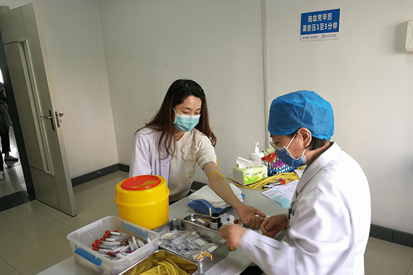 女性抽血化验